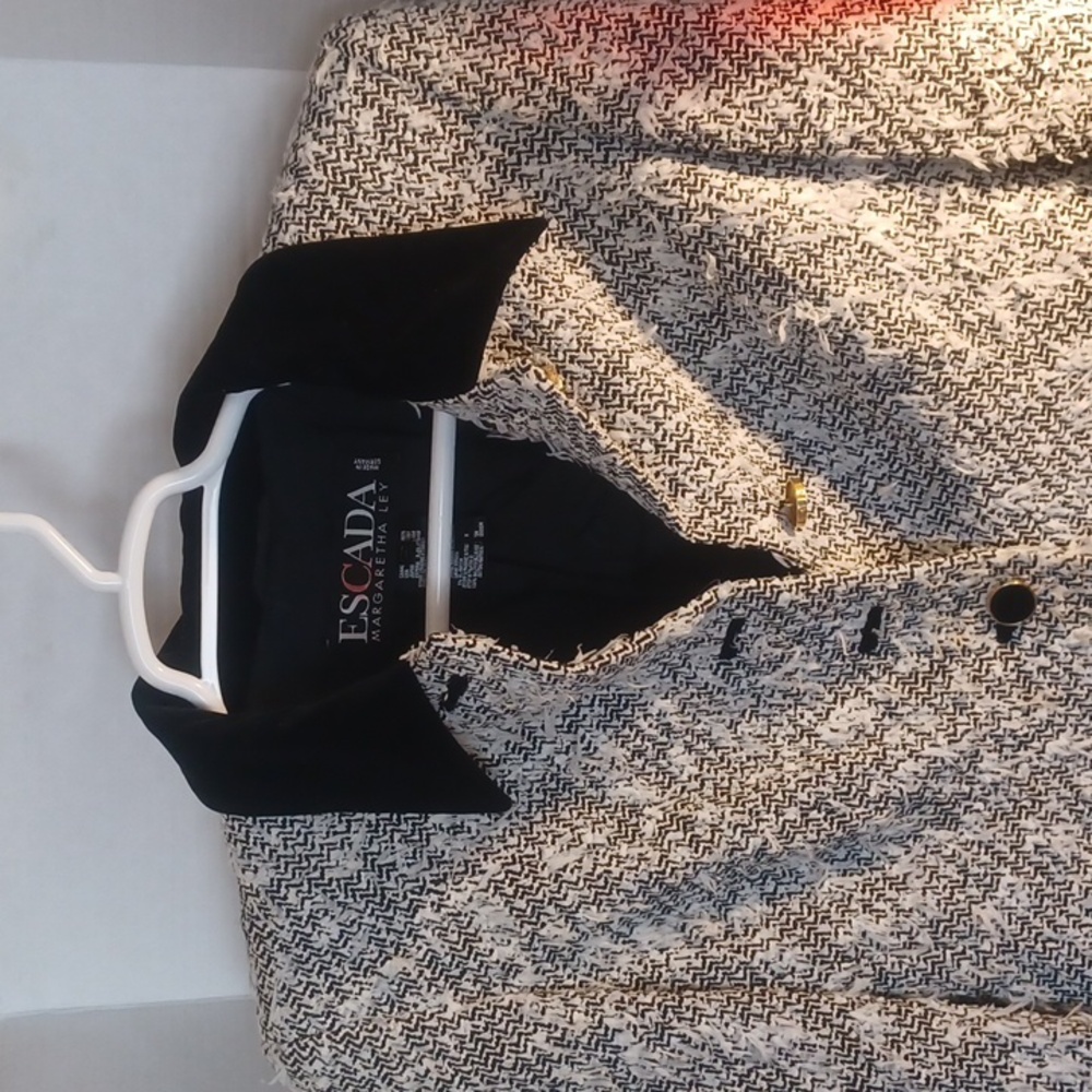 ESCADA - Picture 2 of 6